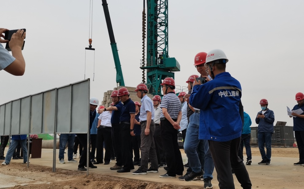 创下纪录！黄金甲体育智能引孔式静力压桩机首次应用于高铁项目