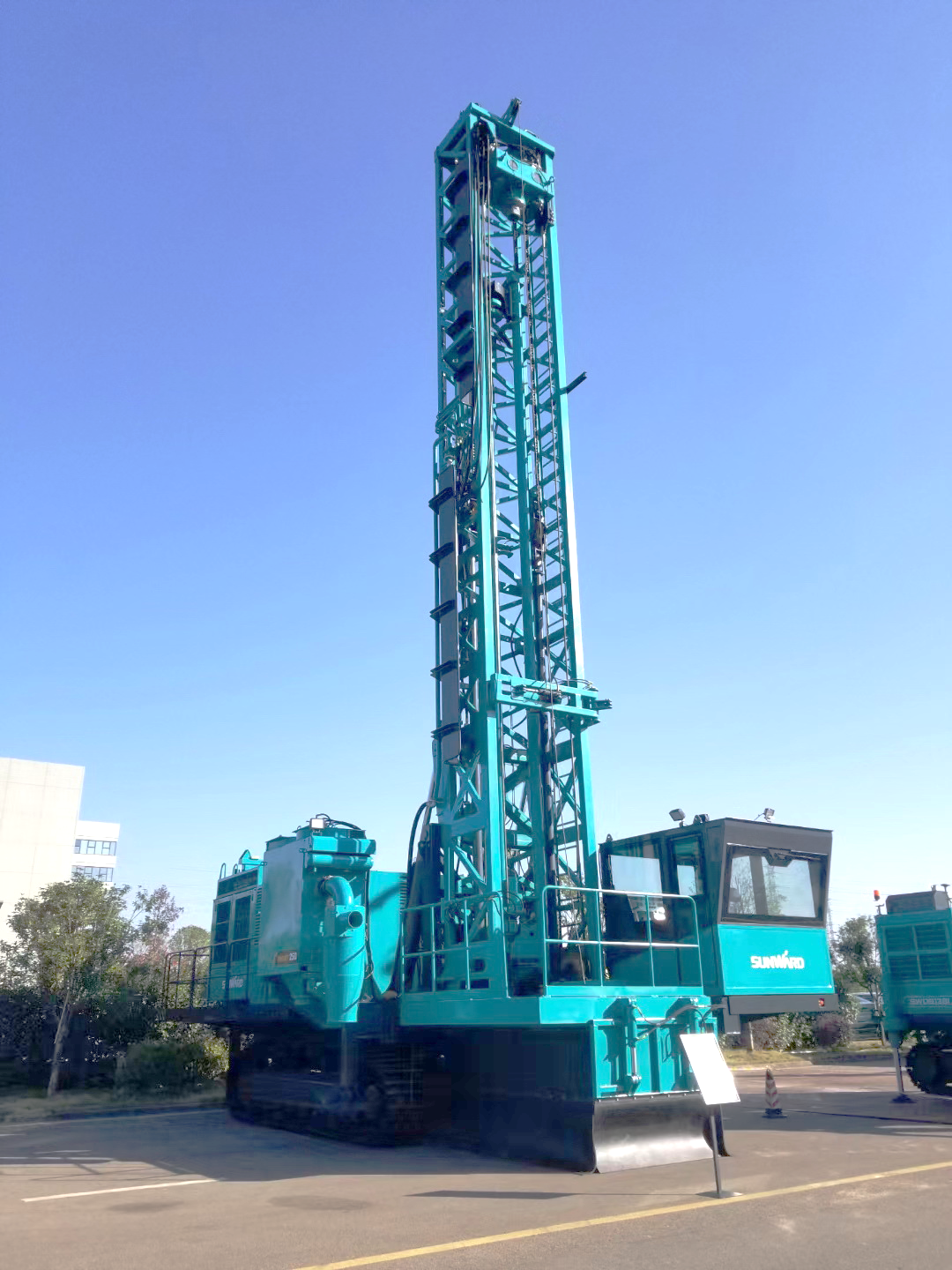 两种钻进模式+更大扭矩！黄金甲体育智能自主研制的全液压牙轮钻机下线