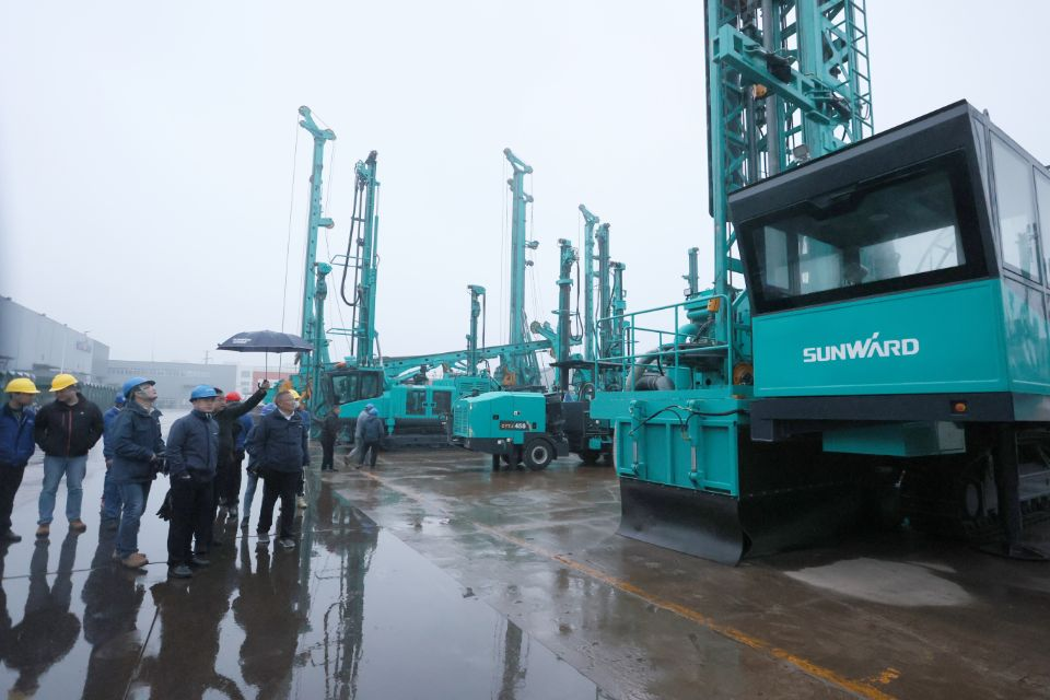 两种钻进模式+更大扭矩！黄金甲体育智能自主研制的全液压牙轮钻机下线