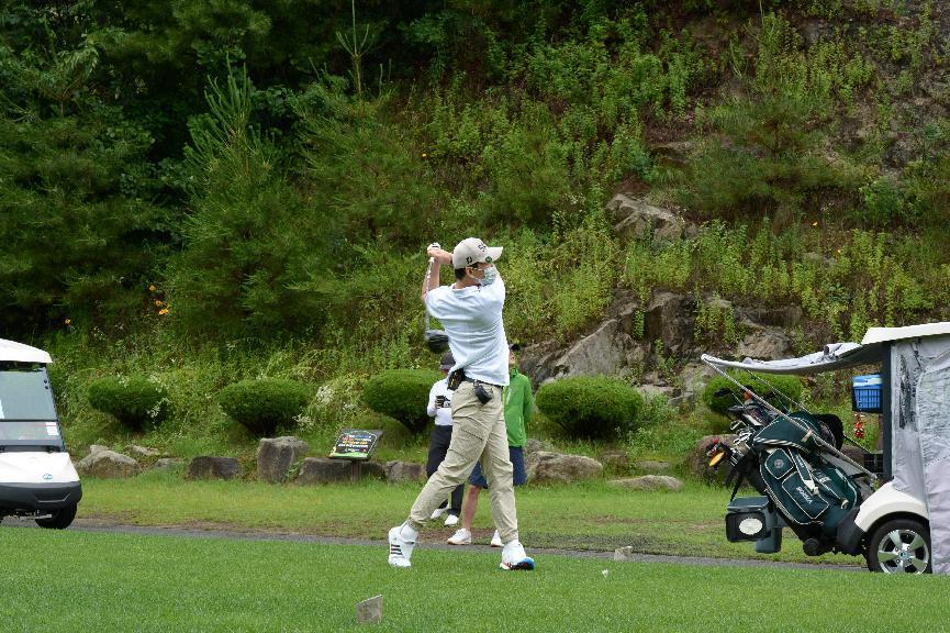 黄金甲体育韩国“2022年第三届黄金甲体育杯高尔夫球赛”成功举行