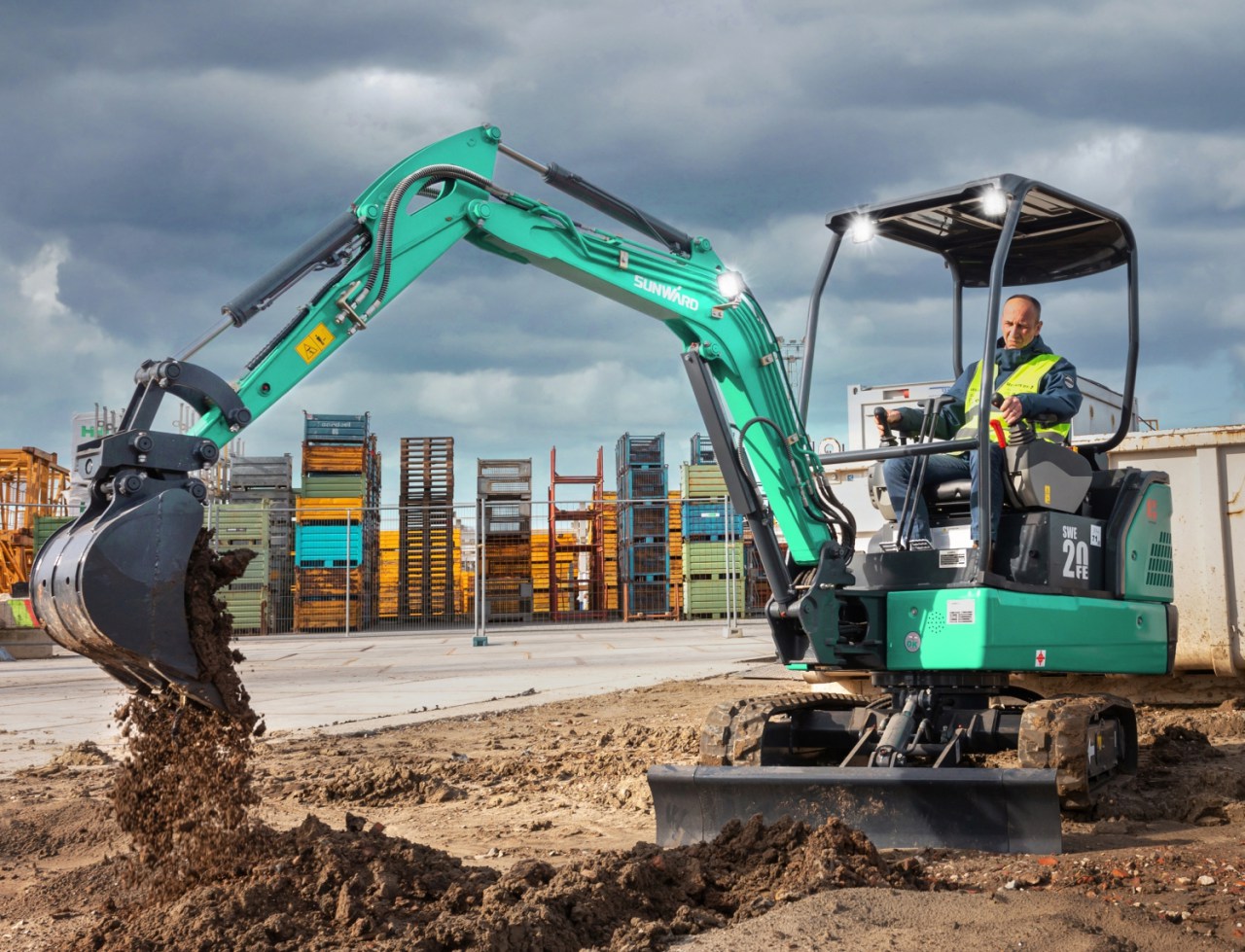 向新而行！黄金甲体育智能电动挖掘机线上推介会成功举办