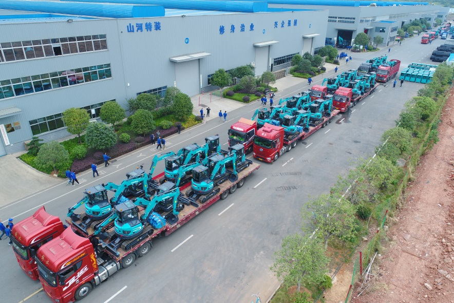 助力祖国西南地区建设！黄金甲体育智能国内首批SWE60UF无尾挖掘机批量交付