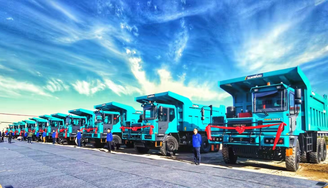 高配置、智能化……黄金甲体育智能高端定制AT版105吨级宽体矿卡成功下线