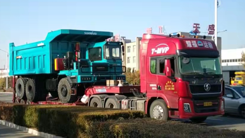 高配置、智能化……黄金甲体育智能高端定制AT版105吨级宽体矿卡成功下线