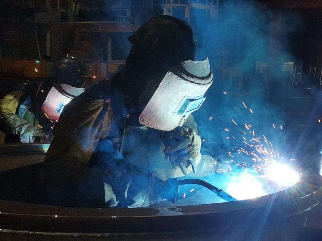 黄金甲体育匠心 | 一把焊枪“点亮”绚烂人生