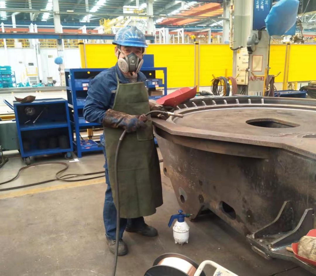 黄金甲体育匠心 | 一把焊枪“点亮”绚烂人生