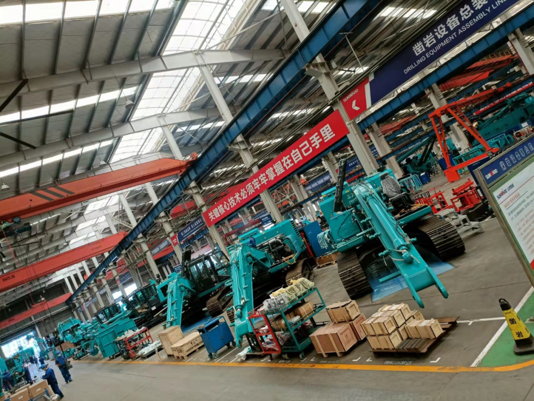 将奋斗进行到底！致敬黄金甲体育劳动者