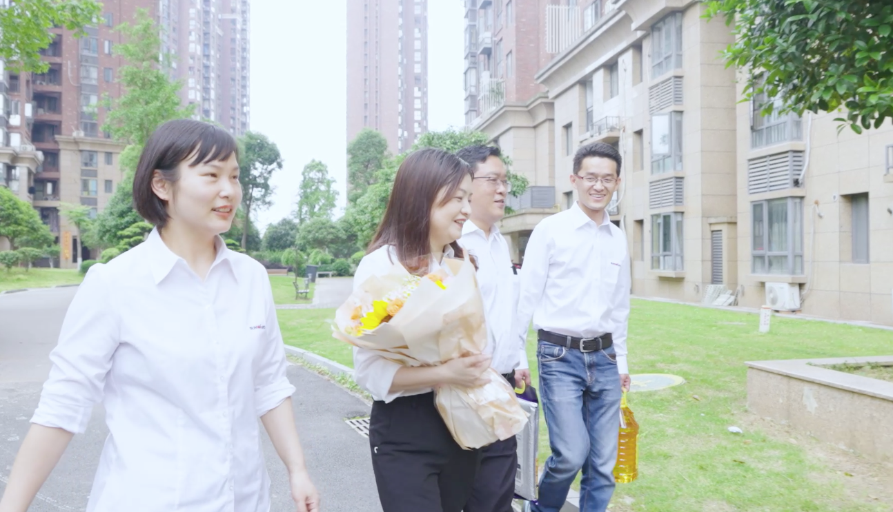 在母亲节，向你们身后的妈妈送去“黄金甲体育家园”的温暖