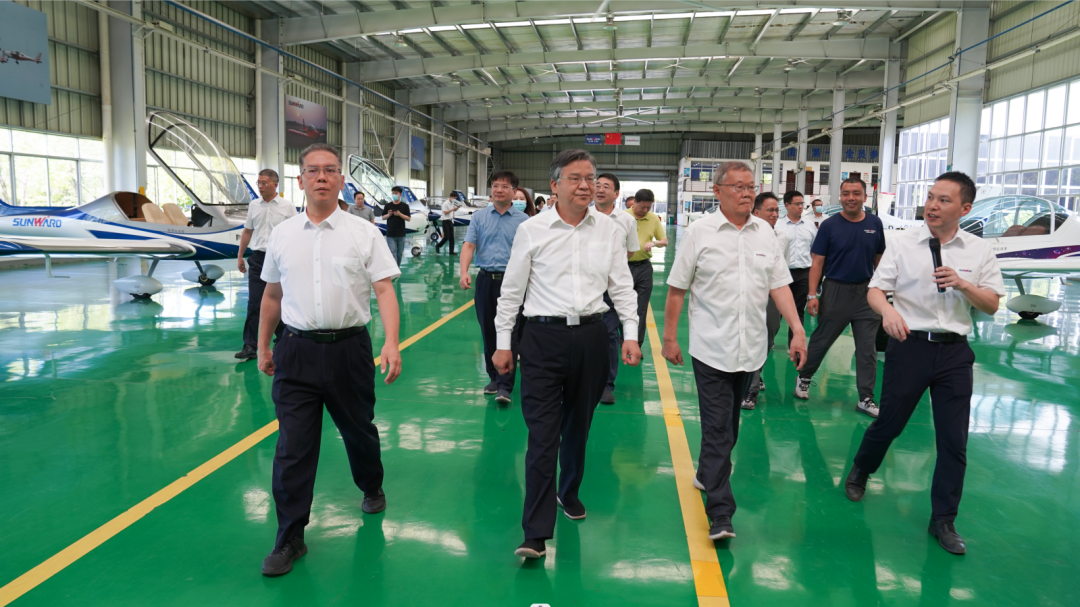 湖南省委常委、常务副省长李殿勋一行考察调研黄金甲体育科技