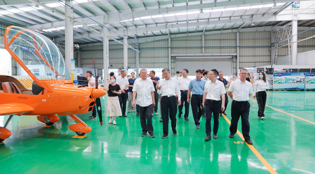 湖南省委常委、常务副省长李殿勋一行考察调研黄金甲体育科技