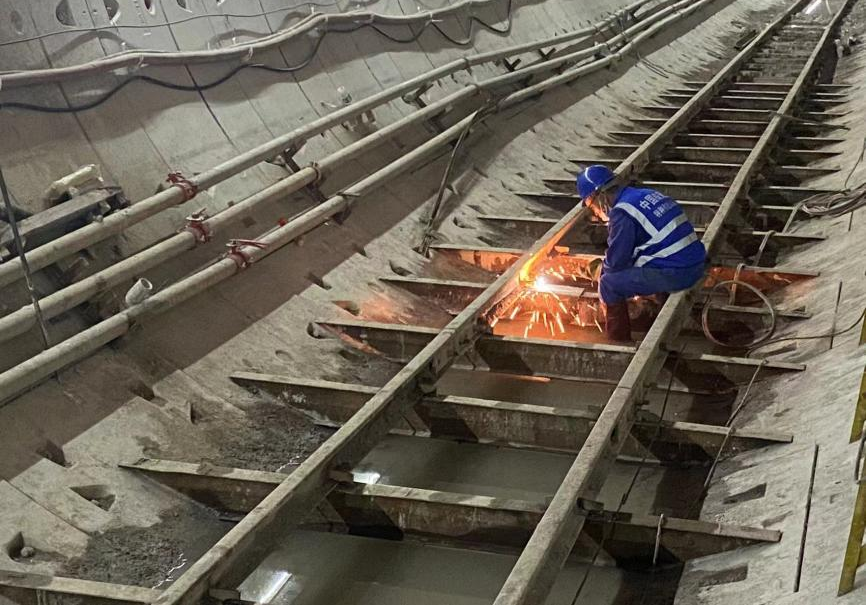 再传捷报！中铁黄金甲体育盾构机顺利贯穿深圳地铁3号低碳站～坪西站左线