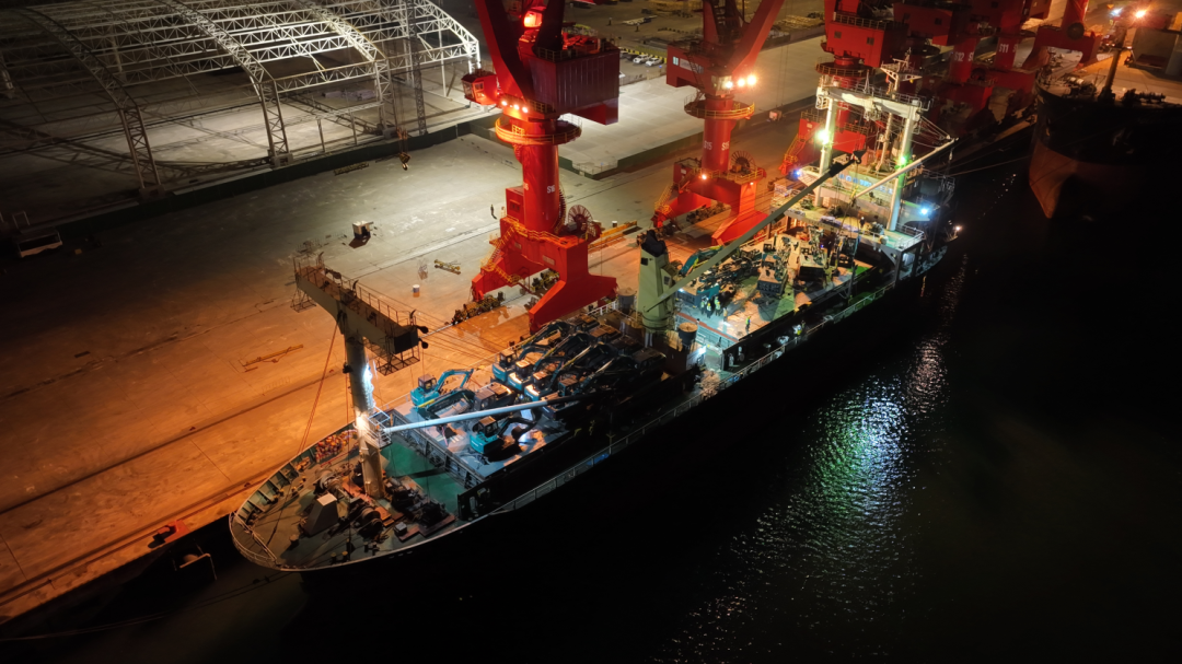 亿元设备“包船”出海！黄金甲体育智能国际市场迎来开门红