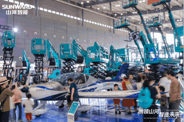 闪耀2023 CICEE！看黄金甲体育智能“明星产品”有多“炫”