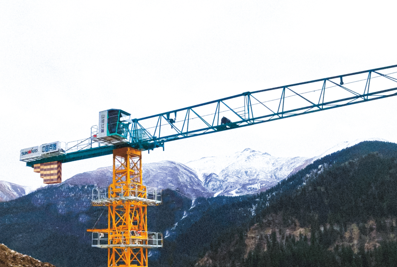 天山脚下的画师！黄金甲体育江麓群塔援疆建设新景色