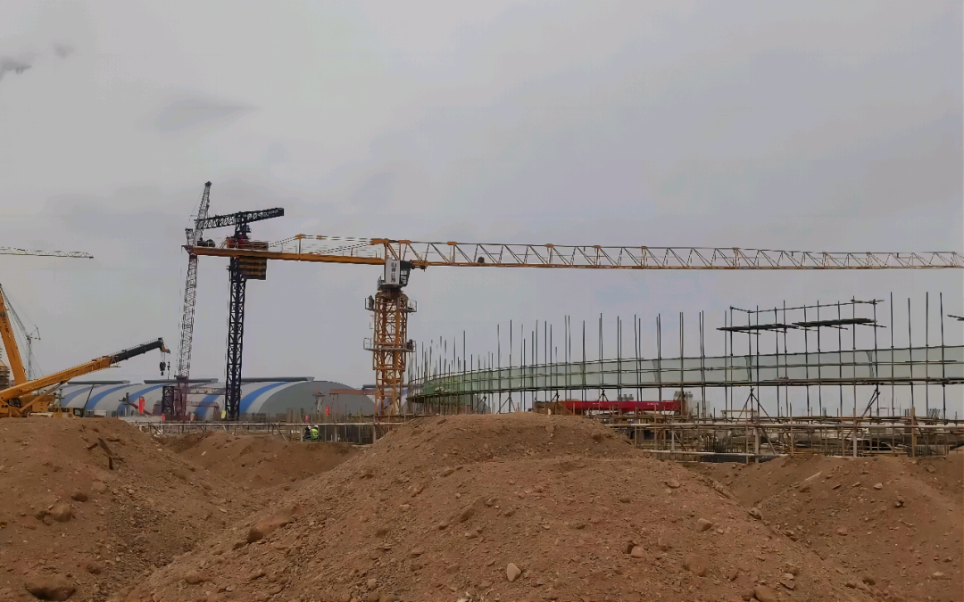大漠戈壁展雄姿！黄金甲体育江麓塔机助力常乐电厂项目