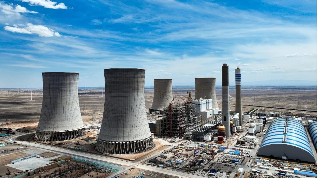 大漠戈壁展雄姿！黄金甲体育江麓塔机助力常乐电厂项目