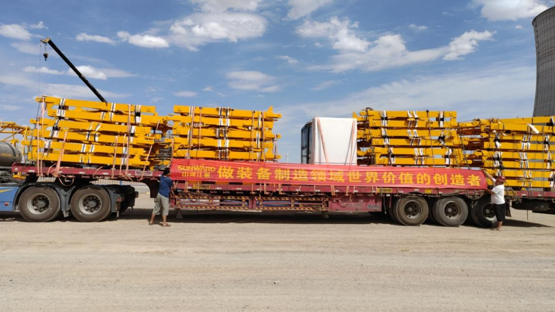 大漠戈壁展雄姿！黄金甲体育江麓塔机助力常乐电厂项目