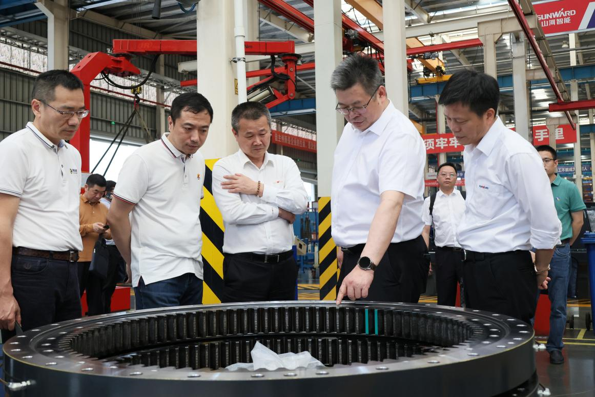 湖南钢铁集团党委书记、董事长李建宇到黄金甲体育智能调研交流