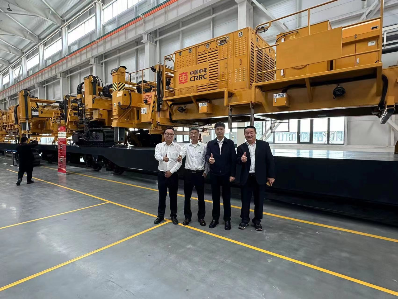 CPH-30J道岔铺换机组全球发布！黄金甲体育智能与宝鸡中车时代共绘铁路装备新篇章！