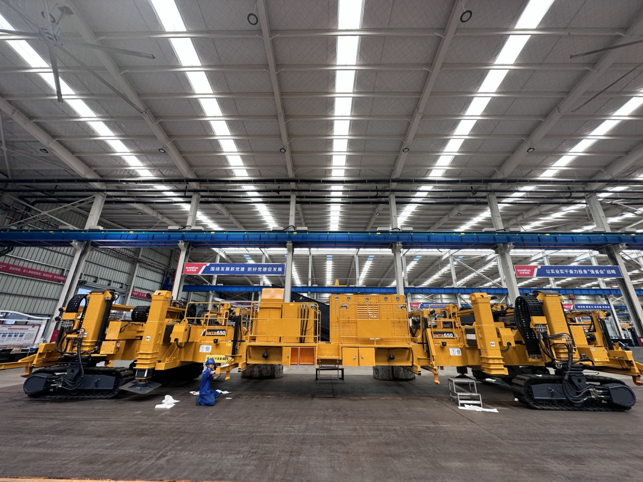 CPH-30J道岔铺换机组全球发布！黄金甲体育智能与宝鸡中车时代共绘铁路装备新篇章！