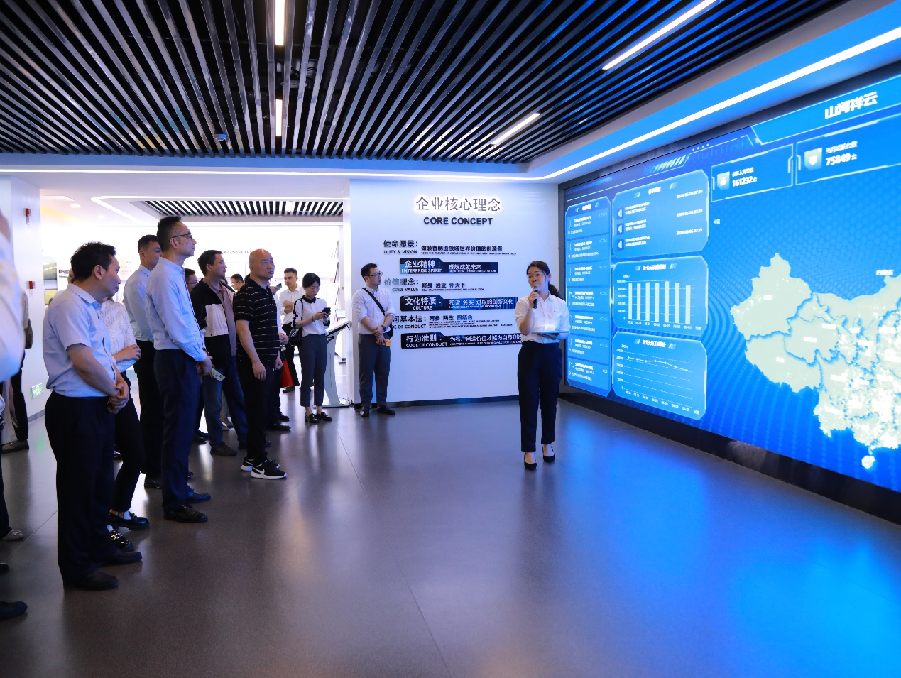 湘潭市工信局带队莅临黄金甲体育智能开展智能制造现场观摩交流活动