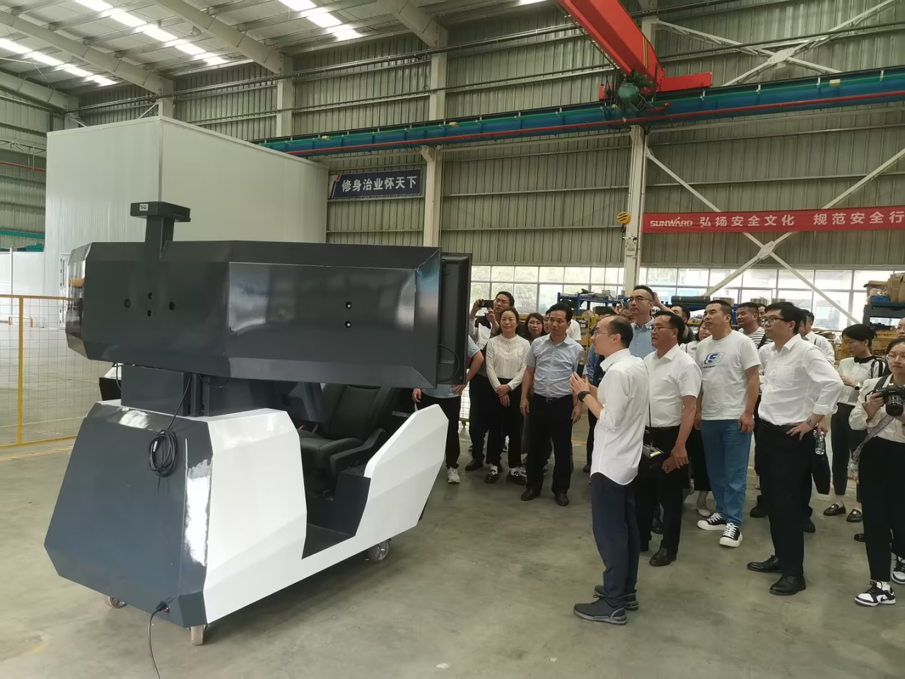 湘潭市工信局带队莅临黄金甲体育智能开展智能制造现场观摩交流活动