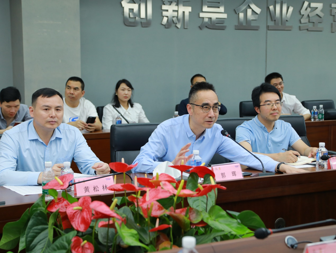 湘潭市工信局带队莅临黄金甲体育智能开展智能制造现场观摩交流活动