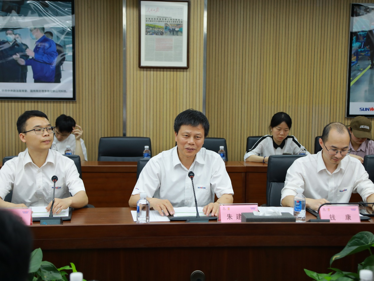 湘潭市工信局带队莅临黄金甲体育智能开展智能制造现场观摩交流活动