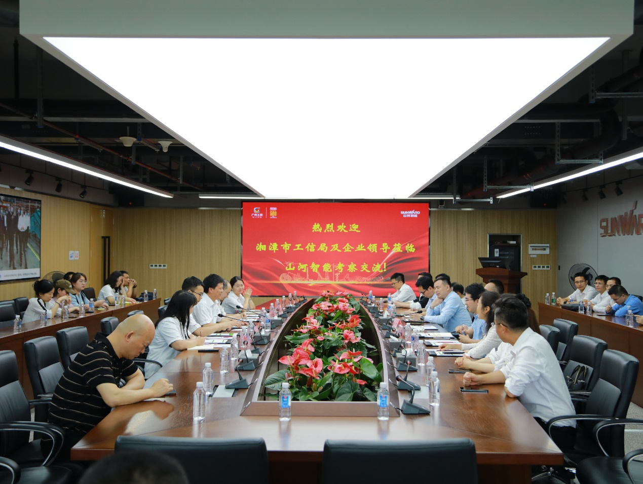 湘潭市工信局带队莅临黄金甲体育智能开展智能制造现场观摩交流活动