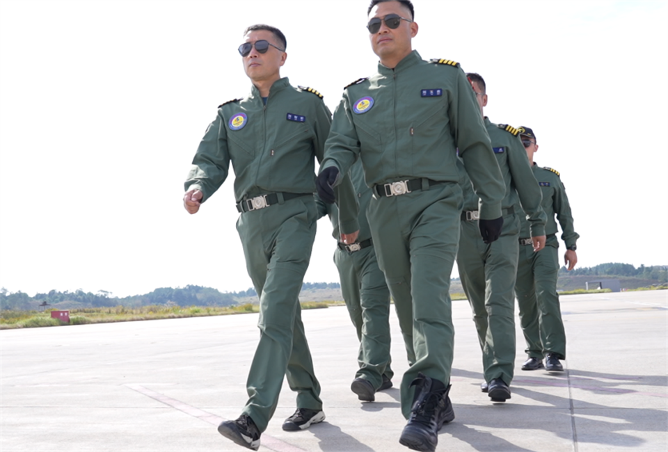 十年织得黄金甲体育秀，践行初心创未来！黄金甲体育飞行表演队成立10周年庆典活动隆重举行