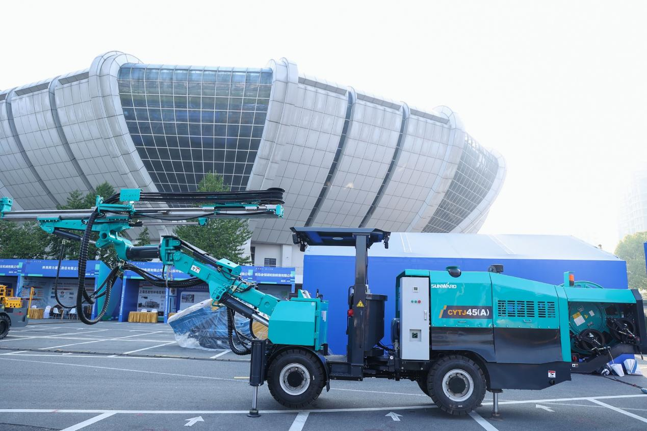 黄金甲体育矿岩携井下掘进台车亮相苍南矿山井巷机械展