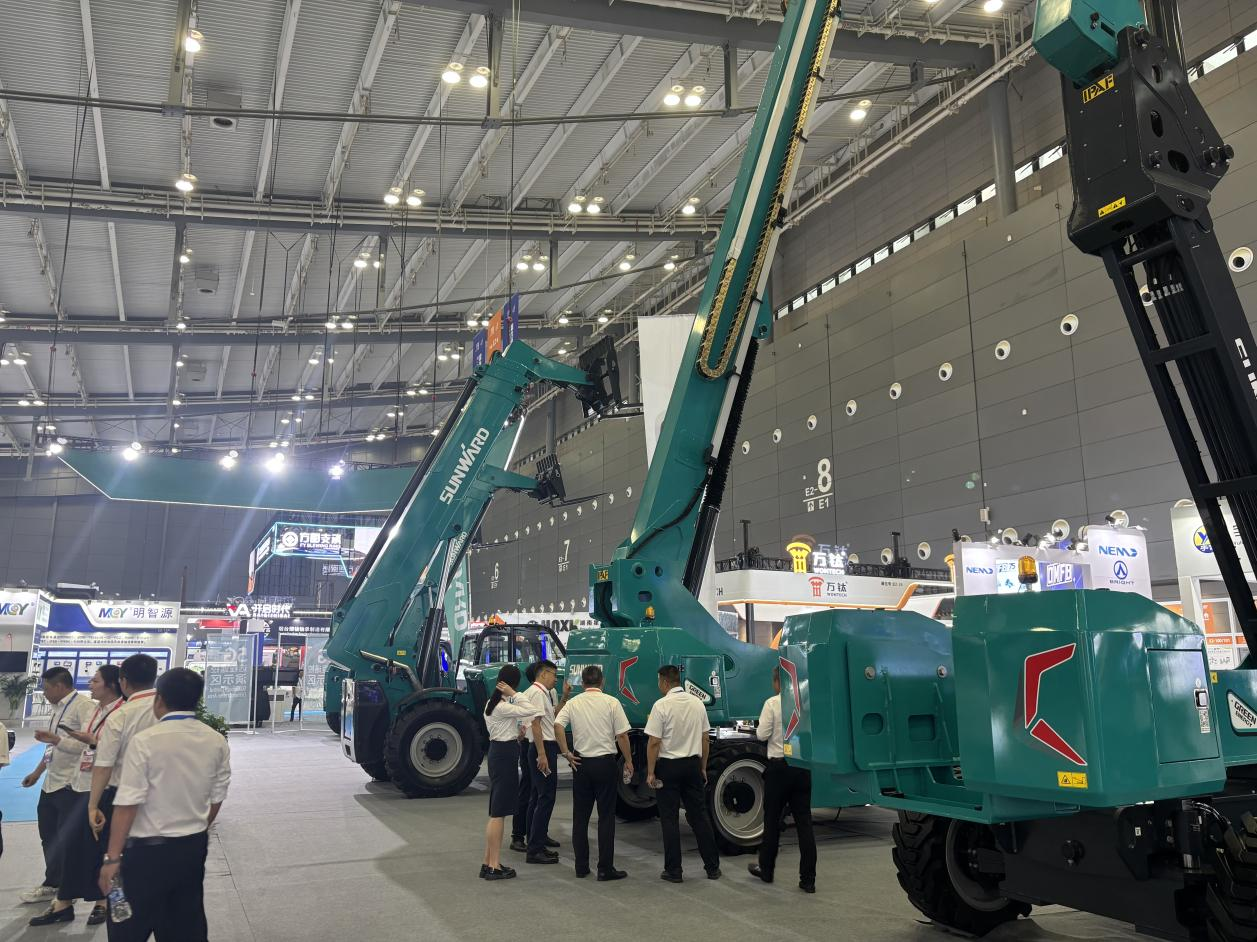 2025 CICEE | 黄金甲体育智能SWT34JE-P电动直臂式高空作业平台重磅发布！