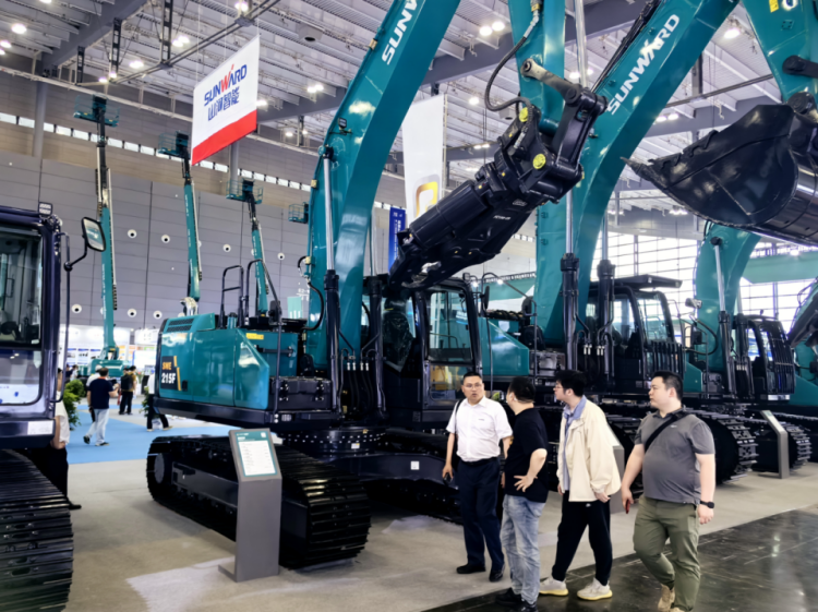 2025 CICEE | 打造极致精品化，黄金甲体育智能挖掘机“圈粉”长沙展