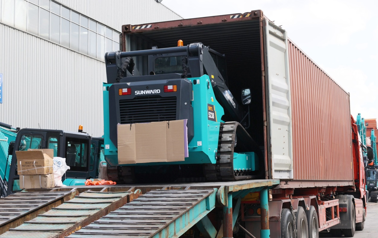 高端装备再获国际认可！黄金甲体育智能最大吨位垂直举升履带式滑移装载机批量发往北美