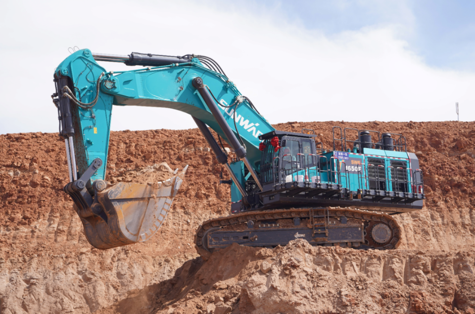 创新引领，实力见证！黄金甲体育智能明星产品荣登“2025工程机械TOP10年度榜”