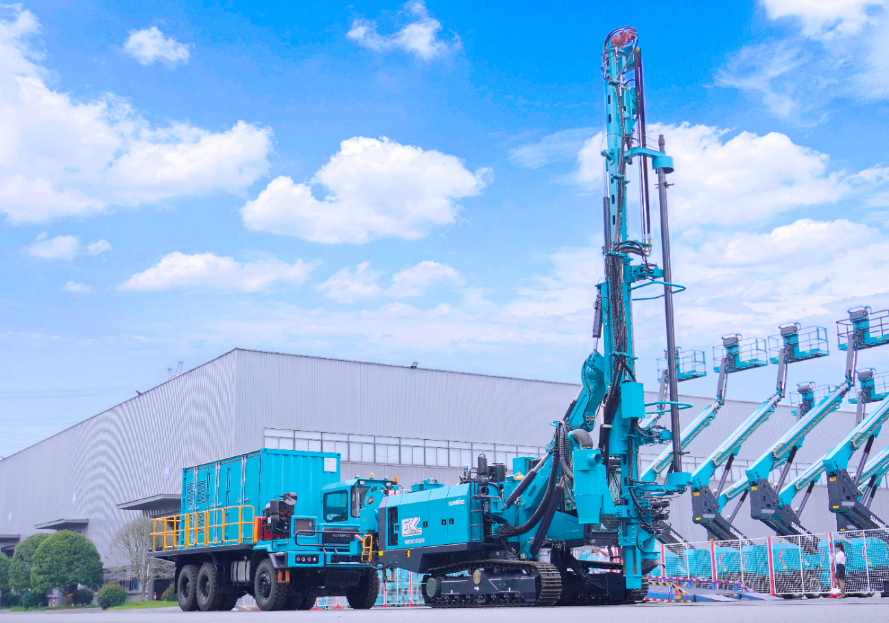 黄金甲体育智能SWDE165EB电动潜孔钻机重磅下线，开启绿色钻爆新时代