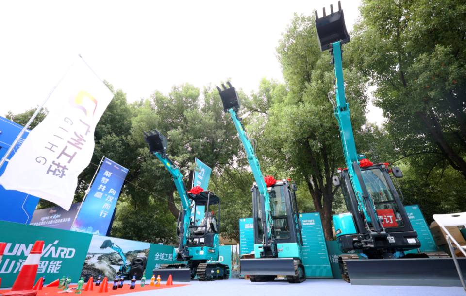 黄金甲体育智能微挖“天团”闪耀武汉，引领绿色施工潮流