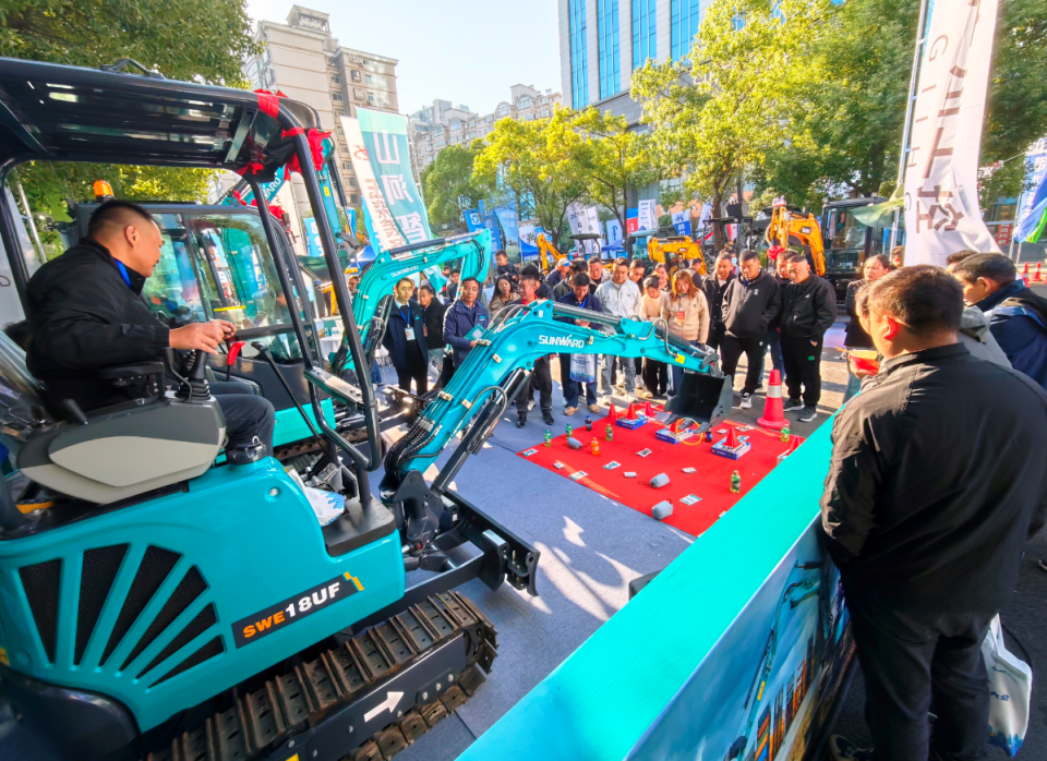 黄金甲体育智能微挖“天团”闪耀武汉，引领绿色施工潮流