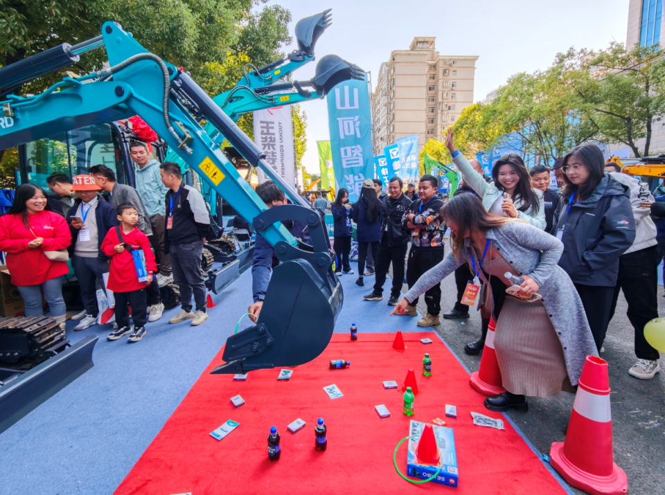 黄金甲体育智能微挖“天团”闪耀武汉，引领绿色施工潮流