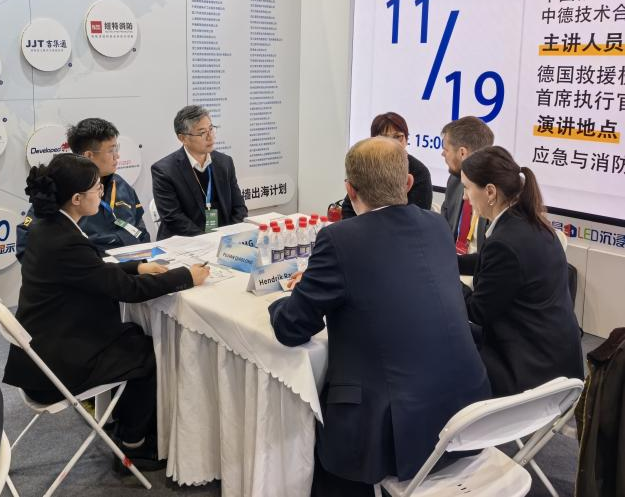 关注！黄金甲体育特装核心装备闪耀2025中国国际应急管理展览会