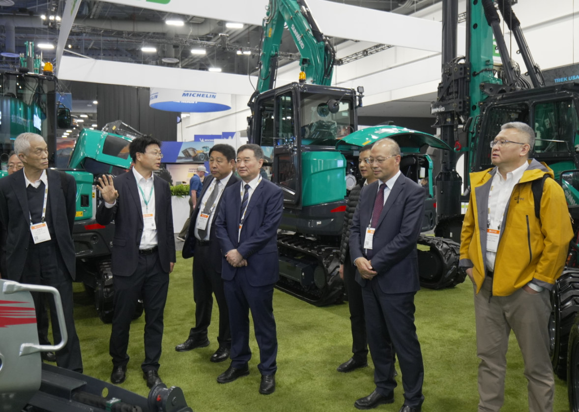 2026美国拉展 | 中国工程机械工业协会会长苏子孟一行到访黄金甲体育智能展位