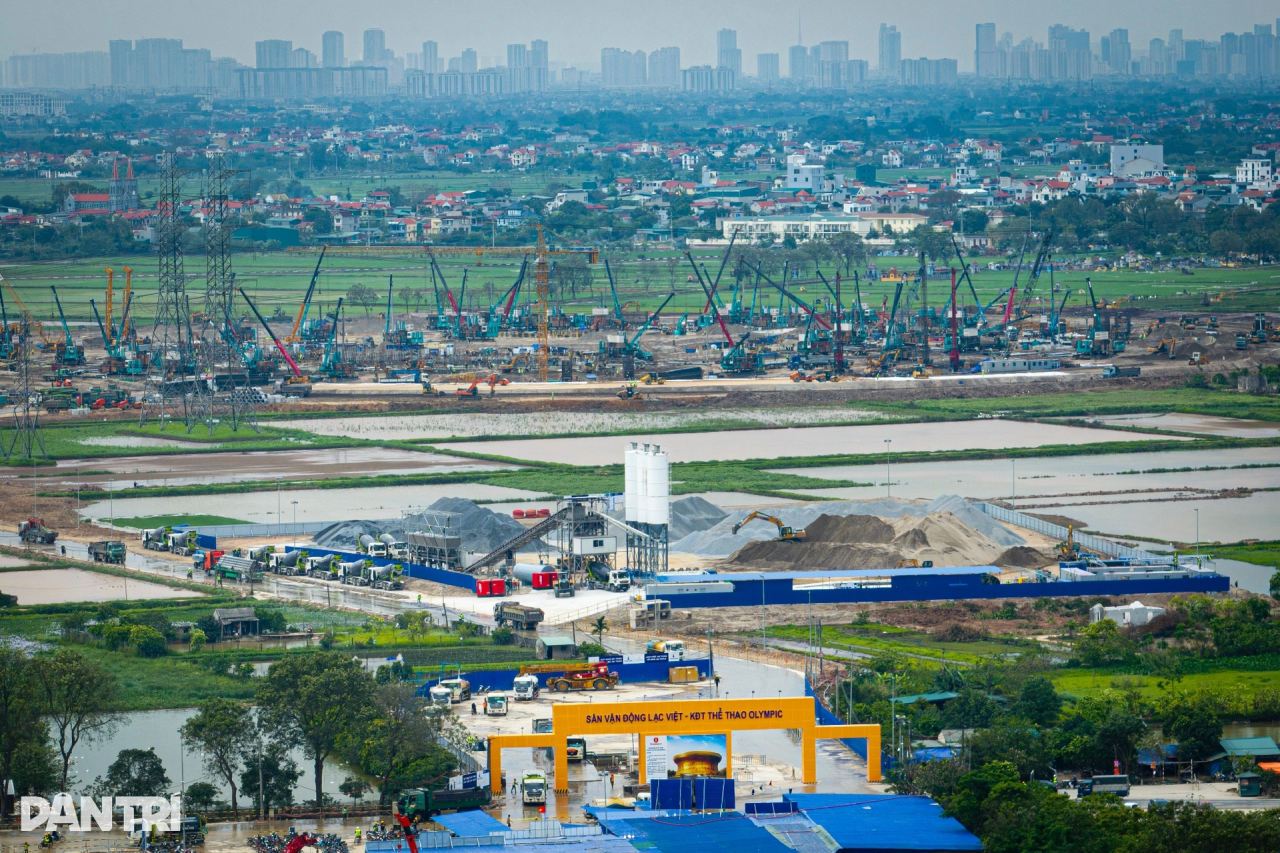 黄金甲体育智能液压静力压桩机集群作业，为越南最大体育场筑牢根基