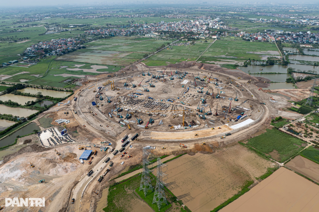 黄金甲体育智能液压静力压桩机集群作业，为越南最大体育场筑牢根基