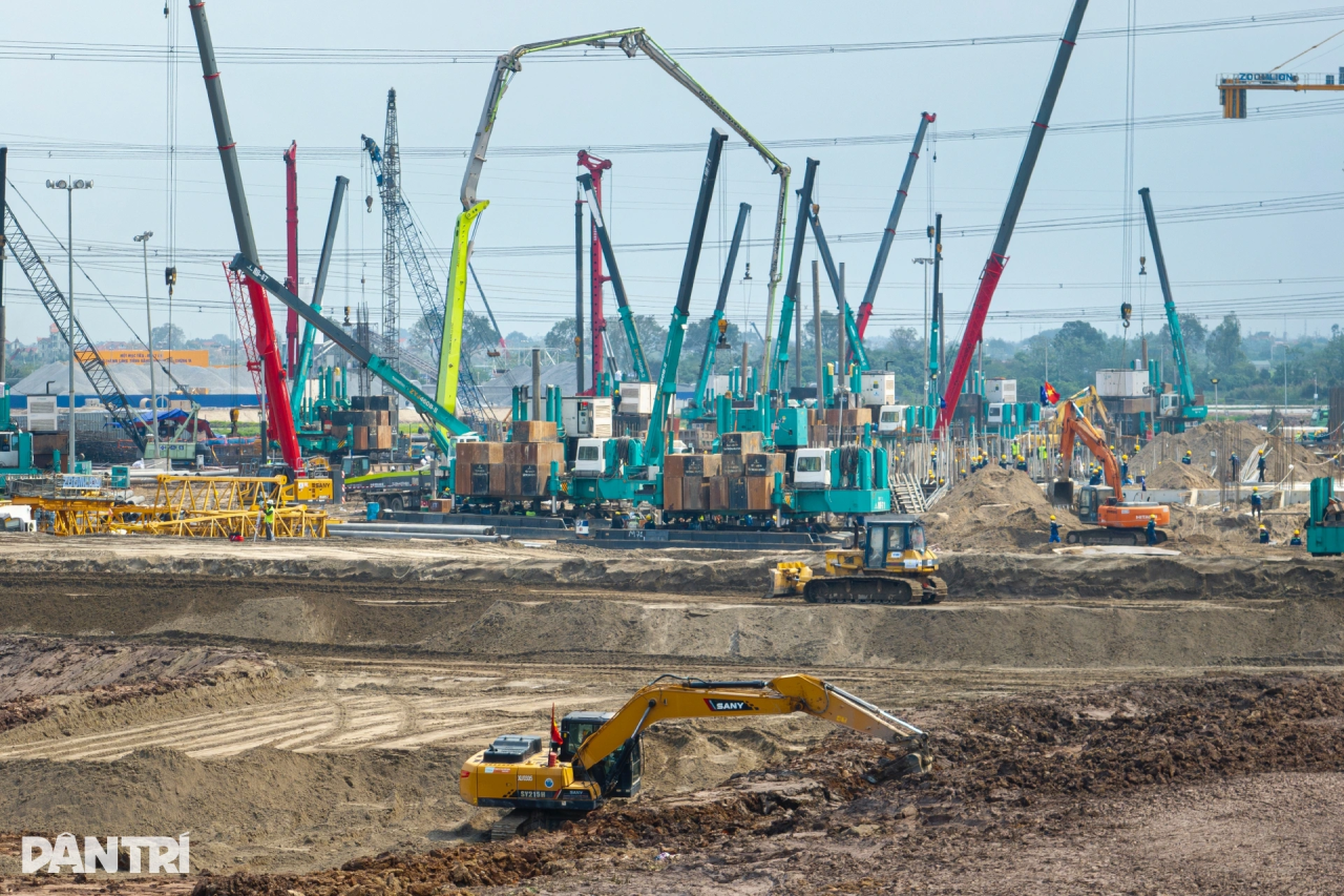 黄金甲体育智能液压静力压桩机集群作业，为越南最大体育场筑牢根基